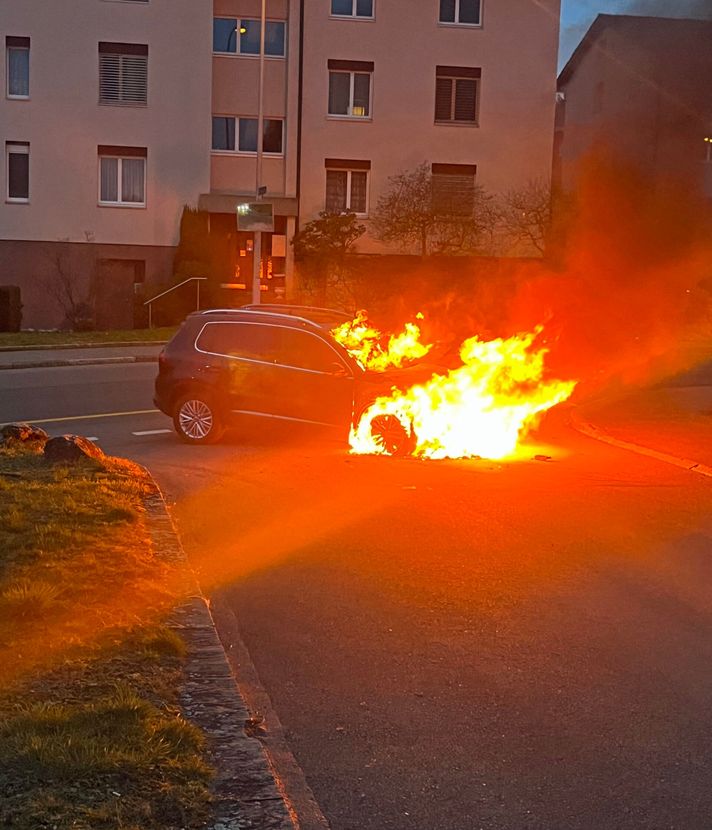 In Emmen fängt ein Fahrzeug Feuer – bei voller Fahrt