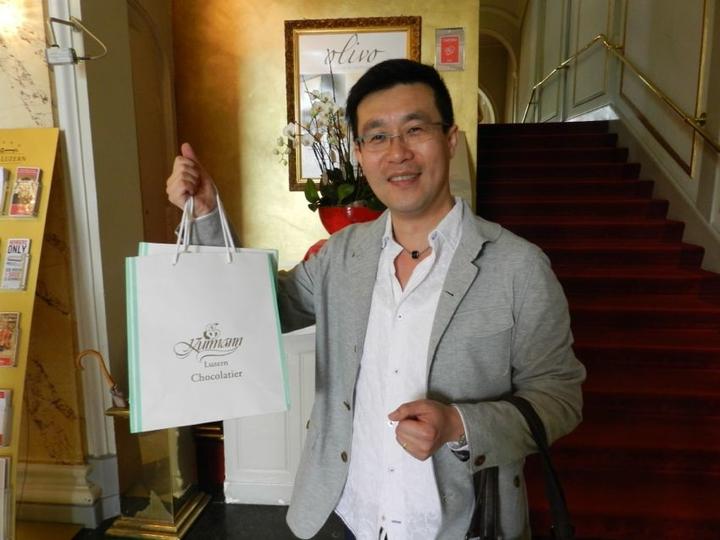 Alex Wang strahlend nach seiner Erkundungs- und Shoppingtour.