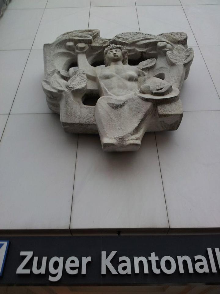 An der Fassade des Gebäudes der Zuger Kantonalbank ist das Steinrelief von Josef Rickenbacher zu sehen. (Bild: Sabine Windlin)