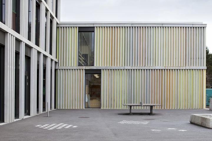 Das Werk beim Schulhaus Guthirt von Franziska Zumbach: Fassadengestaltung (2006). (Bild: Johnny Graf und Dominik Hodel/Stadt Zug)