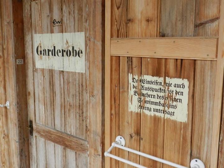 Seebadi: Historische Schriftzüge an den Garderoben schaffen ein besonderes Ambiente.
