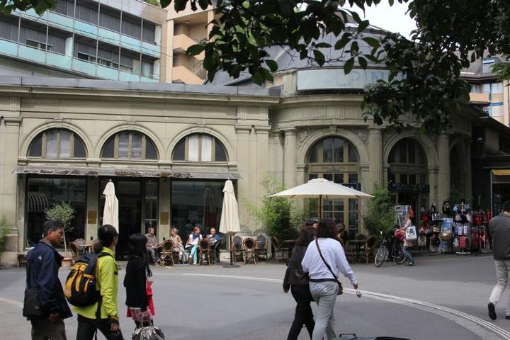 Das Alpineum (rechts) und das dazugehörende Café an der Denkmaltsrasse in Luzern.