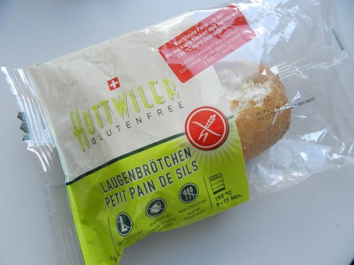 Glutenfreies Brötchen zum Aufbacken mit dem geschützten Symbol der roten durchgestrichenen Ähre. Die Verpackung schützt vor der Kontamination mit dem Mehl normaler Brötchen.