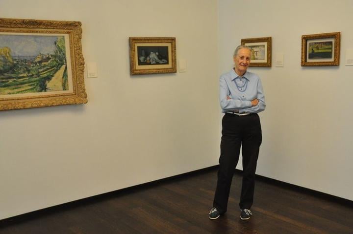 Angela Rosengart zwischen Bildern von Cézanne und Sauret im Museum Sammlung Rosengart.
