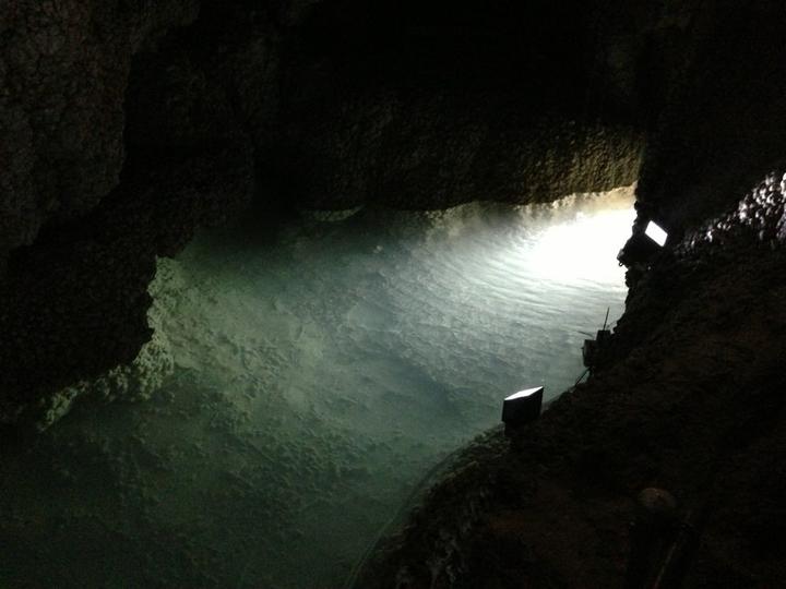 Ein unterirdischer Grottensee in den Höllgrotten.