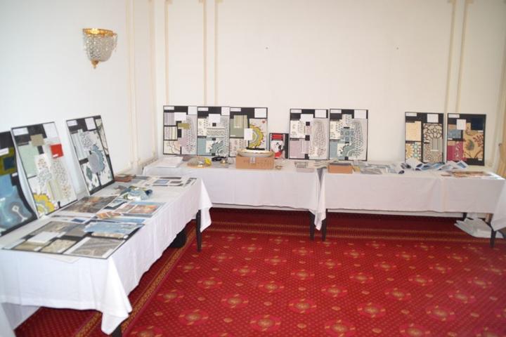 Die Ausstellung der verschiedenen Stoffmuster für die Inneneinrichtung der Zimmer.