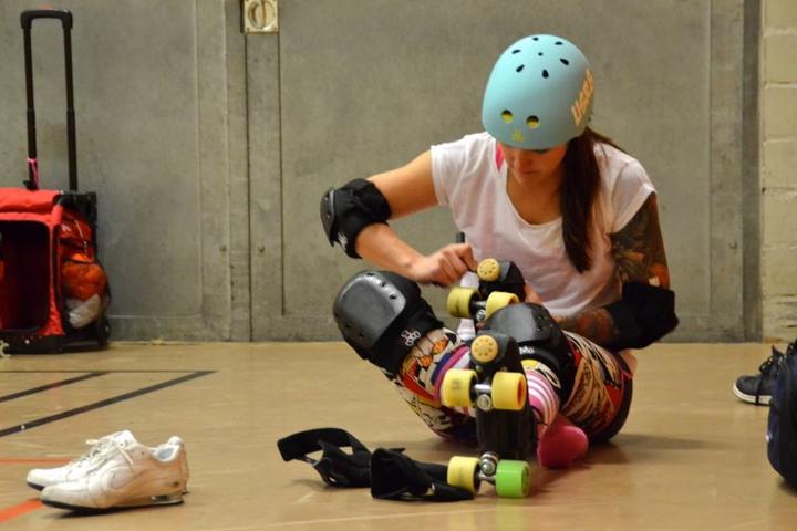 Rollergirl«USR8 Betty Coat» überprüft vor dem Training sicherheitshalber ihre Rollschuhe.