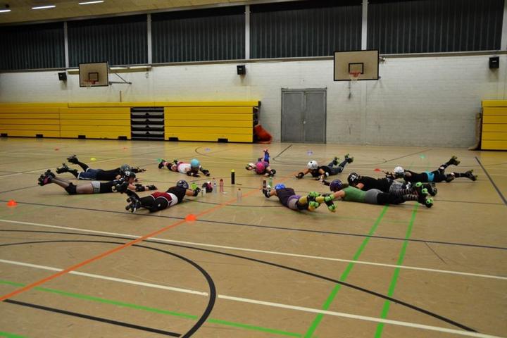 Die «Hellveticats» am aufwärmen in der Mehrzweckhalle Allmend in Luzern.