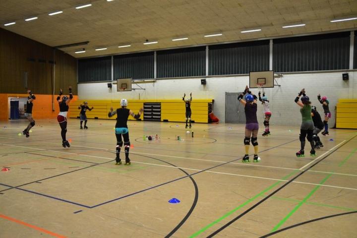 Das schwierigste am Rollerderby sei, dass man sicher auf den Rollschuhen stehe, sagen die Rollergirls.