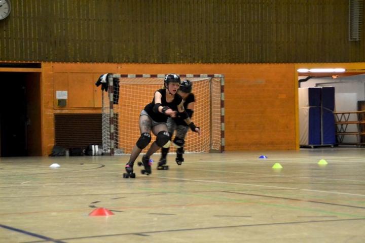 Rollergirl «Missy la Strange» bei einer Sprintübung.