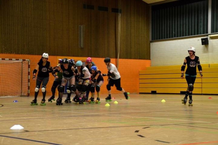 Im sogenannten «Pack» müssen die «Jammer» – jene Rollergirls, die mit Überrundungen Punkte machen können – am Durchkommen gehindert werden.