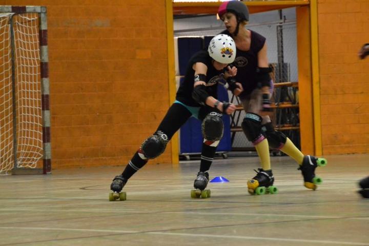 In über 60 Seiten an Reglementen ist genau definiert, wie die Rollergirls Gegner blocken und stossen dürfen.