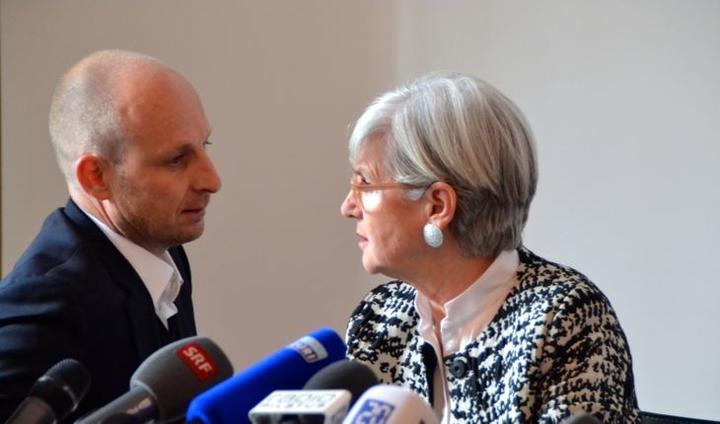 Regierungsrätin Yvonne Schärli bespricht sich mit Simon Kopp, Sprecher Staatsanwaltschaft Luzern.