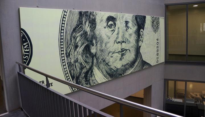 Kaum übersehbar: «Tender and Private» (2011) von Nils Nova verbindet eine Dollarnote mit einer Yen-Note. Zu sehen im Stadthaus Luzern.
