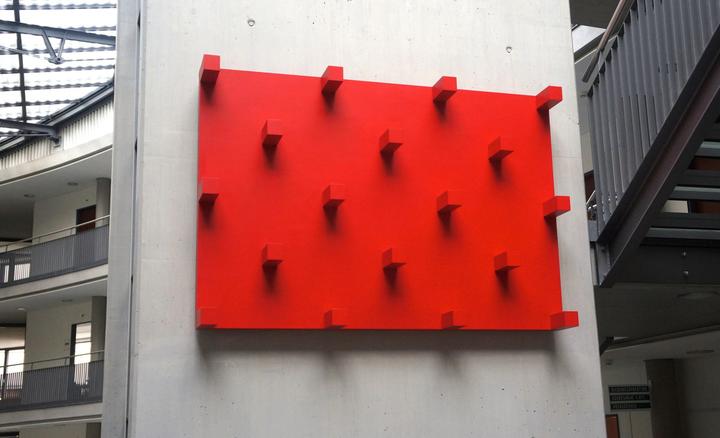 Speziell: «Rotes Relief» (1996) von Roland Heini verleiht den grauen Wänden im Stadthaus Luzern Farbe.