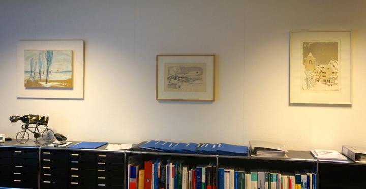 Andreas Rupp, Zuger Departementssekretär im Finanzdepartement hat sich gleich drei Bilder aus der Kunstsammlung in sein Büro gehängt.