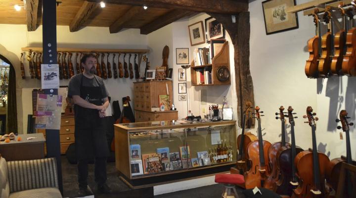 Das Atelier für Streichinstrumente in der Unter Altstadt mit Geschäftsführer Philippe Pasquier.
