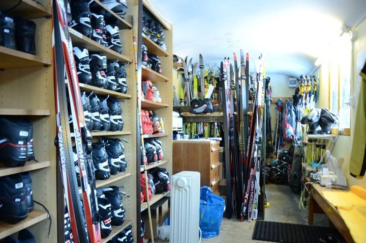 Seit 20 Jahren können Freizeitsportler hier Ski, Stöcke und Schuhe mieten.
