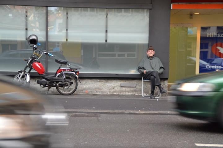 Stadtoriginal Joe «Hau den Lukas» Birrer auf seinem Stuhl an der Baselstrasse. (Bild: zentral+)