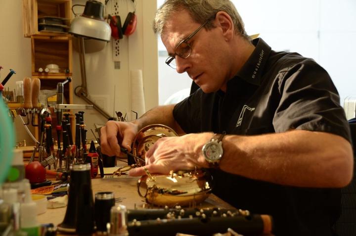 Ueli Scherrer kümmert sich im Willisauer Musikatelier um Holz- und Blechblasinstrumente.