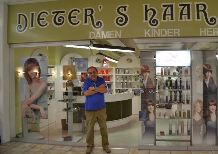 Dieter Meinhold vor seinem Haar-Studio im Herti Einkaufszentrum. (Foto: anm)