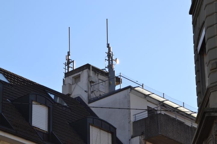 An prominenter Lage an der Pilatusstrasse ragen zwei Antennen in die Luft.