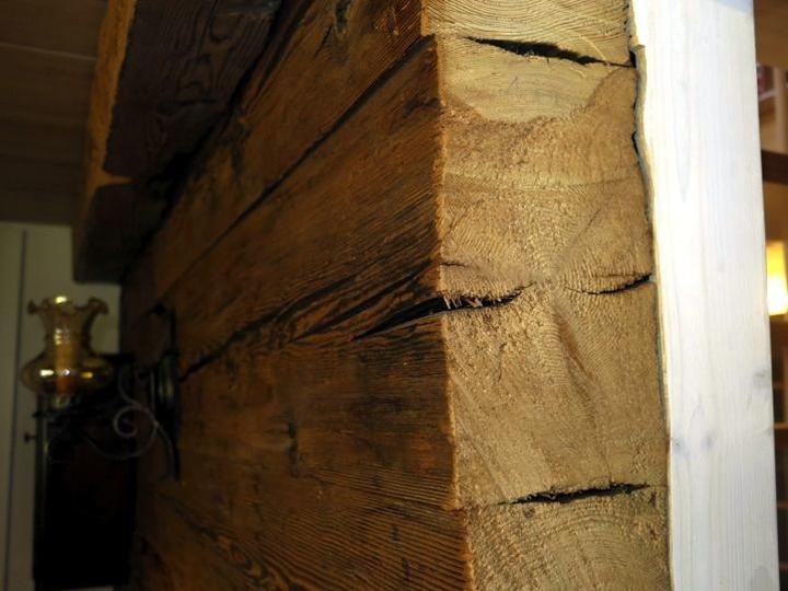 «Ein Baum, ein Balken», lautete die Devise der Blockbauer, wie man hier deutlich sieht. Die Balken wurden leicht konkav gehauen und der freie Raum mit Moos ausgelegt. Das Gewicht lag so auf den Auflagekanten, was eine präzise Schliessung erlaubt.