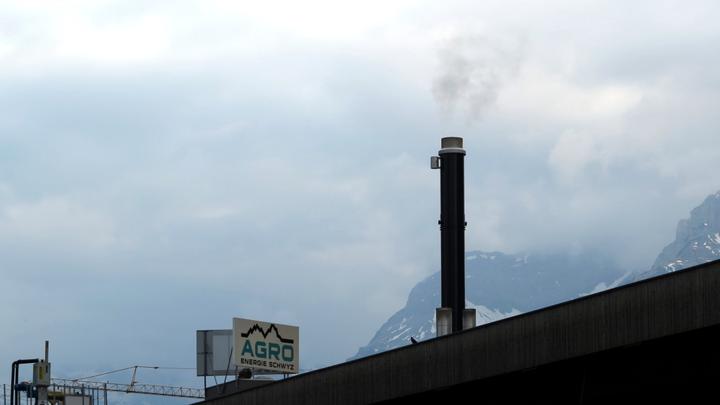 Die Anwohner des geplanten Energiezentrums in Haltikon fürchten sich vor Geruchs- und Schadstoffemissionen. Im Bild der Kamin der Anlage im Wintersried in Seewen.