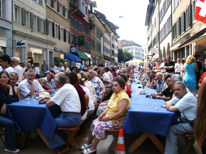 Das «Neugass-Fäscht» 2004 war ein voller Erfolg. Für einmal konnten die Zuger auf der Strasse feiern. (Bild: zvg Martin Stuber)