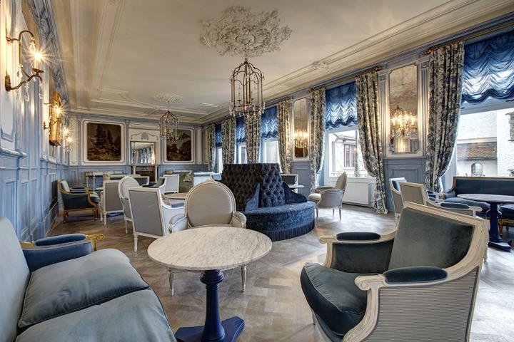 Salon des Hotels Château Gütsch. Die Blumen vom Floristen fehlen noch. Foto: Gabriel Ammon/AURA