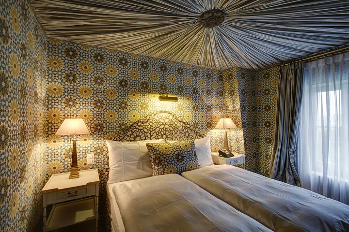 Im marrokanischen Zimmer lässt der Innenarchitekt das Zimmer mit einer Deckenbespannung grösser wirken. Foto: Gabriel Ammon/AURA