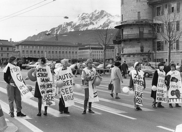 Zum Beweis zeigt sie dieses Bild: Auf dem Schwanenplatz demonstrierten in den 80er Jahren Frauen gegen den Gestank der Autos. (Bild: Stadtarchiv Luzern F2a/ANLASS/EREIGNIS/217)