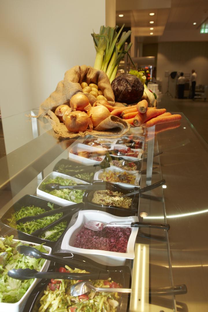 Das Salatbuffet im Restaurant Feingut ist sehr gefragt. Patienten und Mitarbeitende essen immer öfters vegetarisch.
