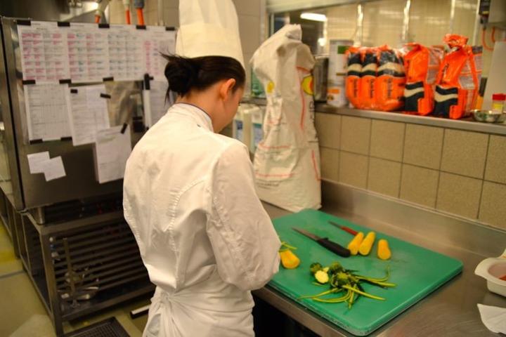 Handarbeit als Qualitätsmerkmal: Die LUKS-Küche verarbeitet jeden Mittag rund 250 Kilo Gemüse.