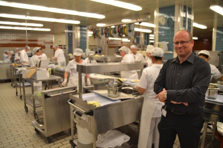 Daniel Gehriger, Leiter Gastronomie/Hotellerie (rechts) hat Mitarbeiter aus über 17 Nationen in seinem Betrieb.