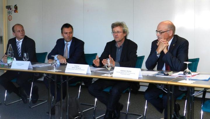 Nicolas Mayer, Price Waterhouse Coopers, CEO Raphel Gübelin, Stadtrat Adrian Borgula und LT-Präsident Adelbert Bütler (v.l.) an der Pressekonferenz.
