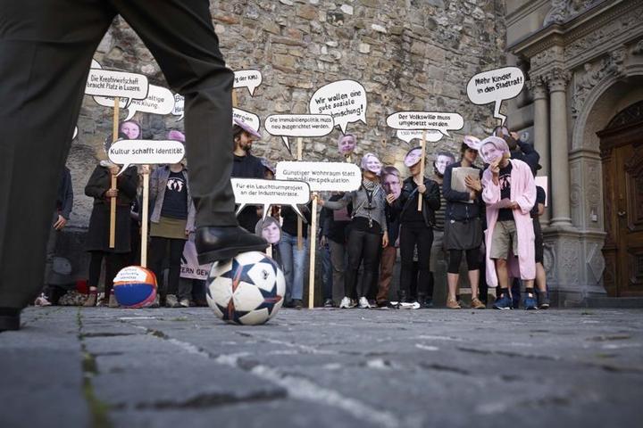 Aktion vor der Ratsdebatte: Mitglieder der IG Industriestrasse mit Politikermasken. Foto: Jakob Ineichen