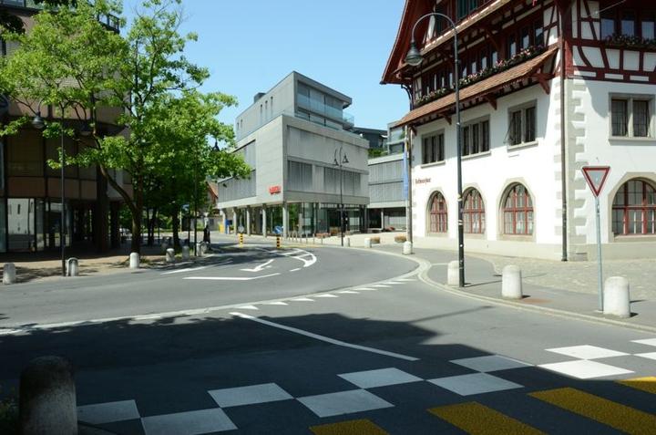 Eine der gefährlichsten Verkehrsstellen im Kanton Zug: Die Verzweigung beim Rathaus in Baar. (mag)