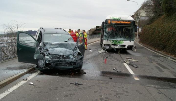 Ende Januar 2014 kollidierte in Walchwil ein Personenwagen frontal mit einem Linienbus der ZVB. Der Lenker des Autos kam bei diesem Unfall ums Leben. (Zuger Polizei)