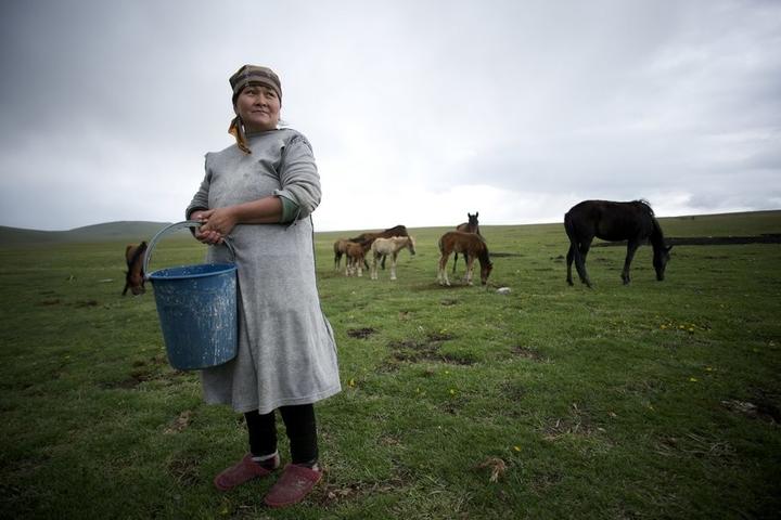 Ist bereits im Freien. Eine Bäuerin in Kirgistan (Bild: Fabian Biasio).