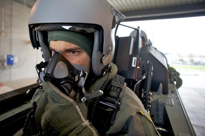 Im Cockpit. Ausbildung zum Militärpiloten (Bild: Fabian Biasio).