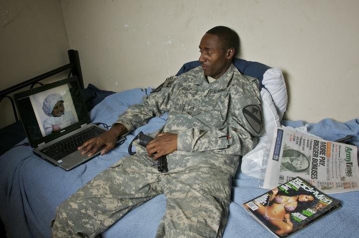 Amerikanischer Soldat zwischen Vater- und Männerfreuden im Irak (Bild: Fabian Biasio).