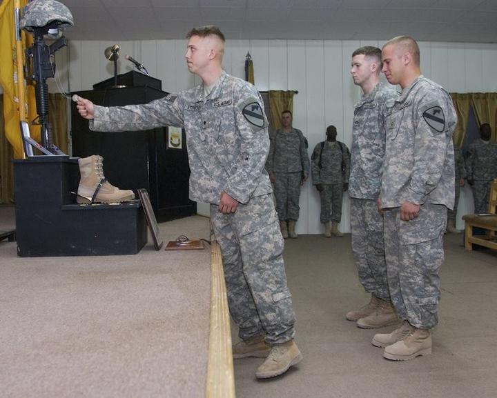 Amerikanische Soldaten nehmen Abschied von einem gefallenen Kameraden im Irak (Bild: Fabian Biasio).