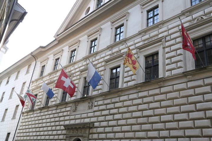 Das Luzerner Regierungsgebäude mit den Fahnen der fünf Ämter, der Fahne des Kantons und der Schweizerfahne.