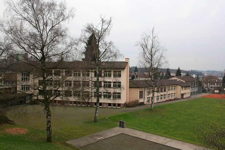 Februar: Der Stadtrat beschliesst, das Oberstufenschulhaus Staffeln in Reussbühl auf Ende Schuljahr zu schliessen. Grund sind Giftstoffe im Gebäude.