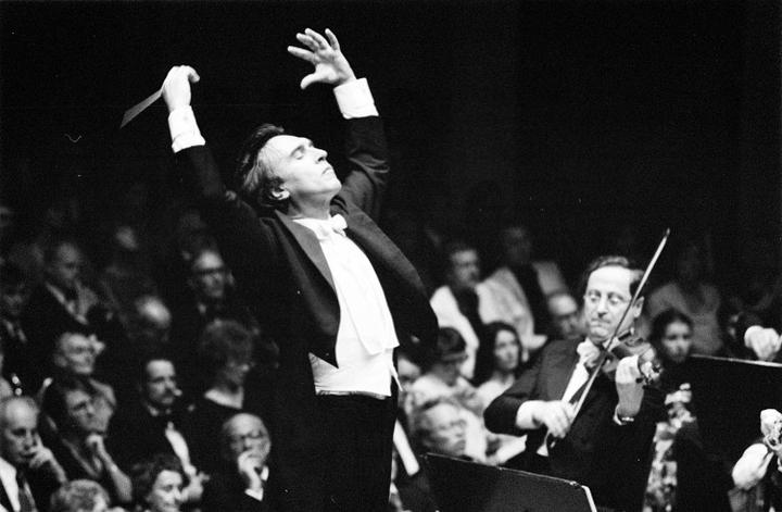 Januar: Claudio Abbado stirbt im Alter von 80 Jahren in Bologna. Der italienische Stardirigent hatte einen besonderen Bezug zur Stadt Luzern: Er gründete und dirigierte das Lucerne Festival Orchestra.