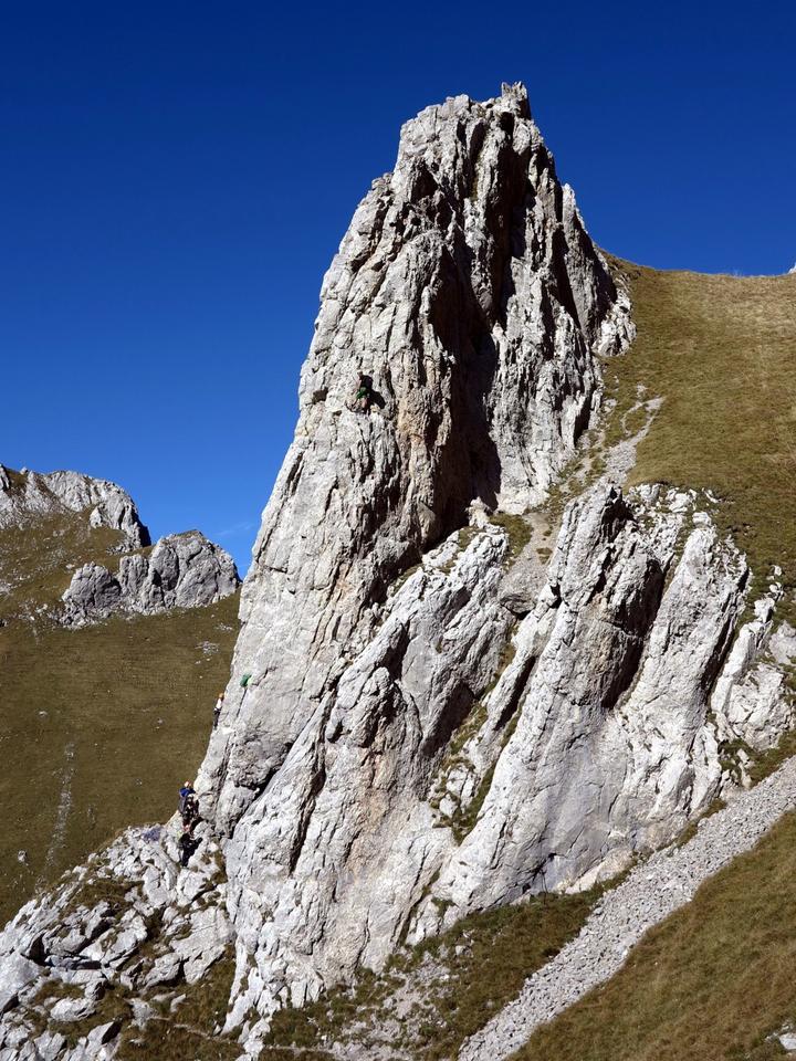 Hier, am Galtigenturm IV, wechseln die meisten Kletterer von den Bergschuhen auf die Kletterfinken. (Foto aus dem Herbst 2013)