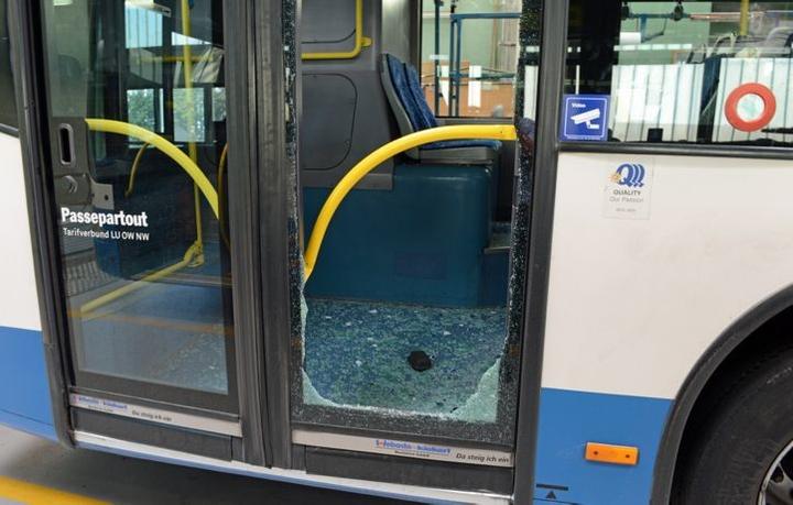 Steine und andere Wurfgeschosse beschädigten VBL-Busse.