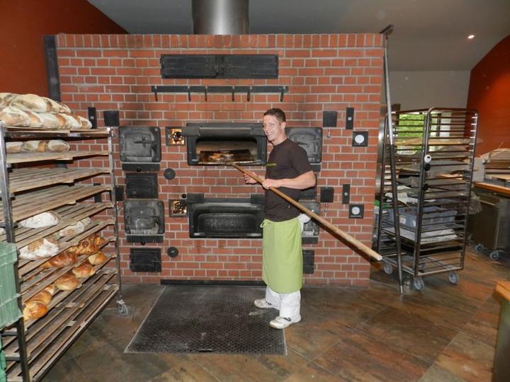 Sven Amrein führt die Biobäckerei. Mit diesem Ofen kann er 1000 Kilo Brot am Tag backen.