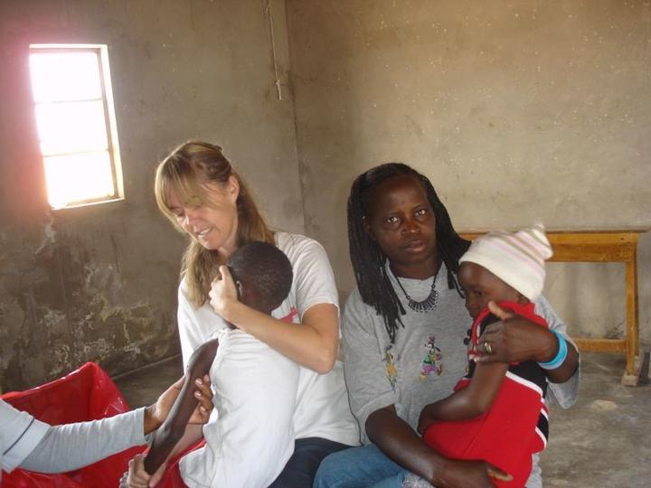 Arme Verhältnisse, aber viel Gemeinschaftssinn: Renate Frey mit einer namibischen Familie.